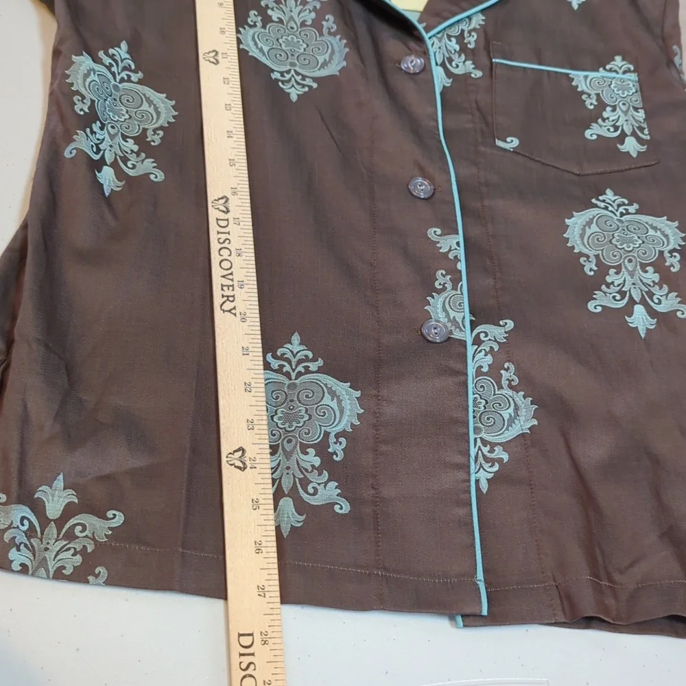 Bedhead, brown and teal fleur de lis pajama top. Med